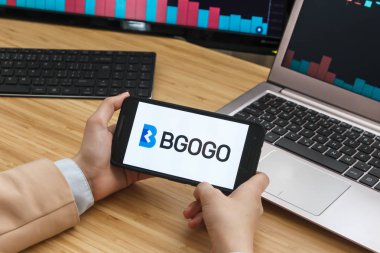 San Francisco, Abd - 18 Haziran 2019: Bgogo Cryptocurrency Exchange Market Uygulamasını Kullanarak Akıllı Telefon Tutan Kadın Tüccar Eller. Cryptocurrency Background Concept, San Francisco, California, Abd