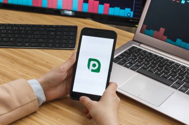 San Francisco, Abd - 18 Haziran 2019: P2pb2b Kriptopara Borsası Uygulamasını Kullanarak Akıllı Telefon Tutan Kadın Tüccar Eller. Cryptocurrency Arka Plan Kavramı, San Francisco, Kaliforniya, U