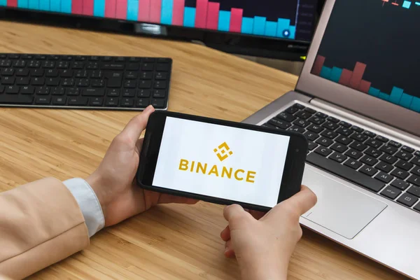 San Francisco, Abd - 18 Haziran 2019: Binance Cryptocurrency Exchange Market Uygulamasını Kullanarak Akıllı Telefon Tutan Kadın Tüccar Eller. Cryptocurrency Arka Plan Konsepti, San Francisco, Kaliforniya, 