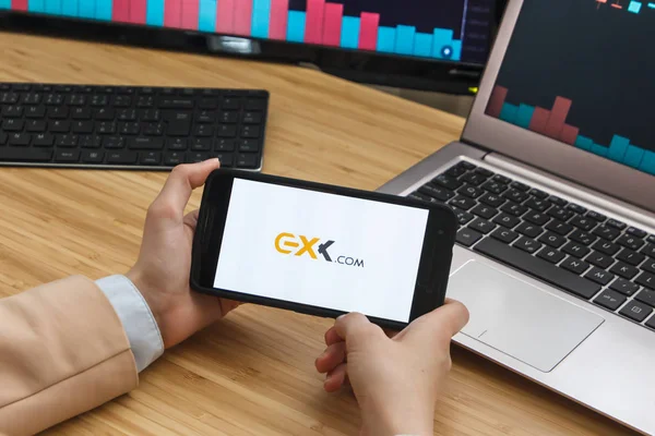 San Francisco, Abd - 18 Haziran 2019: Exx.com Cryptocurrency Exchange Market Uygulamasını Kullanarak Akıllı Telefon Tutan Kadın Tüccar Eller. Cryptocurrency Arka Plan Konsepti, San Francisco, Kaliforniya, 