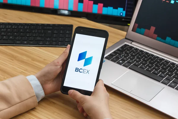 San Francisco, Abd - 18 Haziran 2019: Bcex Kriptopara Borsası Uygulamasını Kullanarak Akıllı Telefon Tutan Kadın Tüccar Eller. Cryptocurrency Background Concept, San Francisco, California, Amerika Birleşik Devletleri