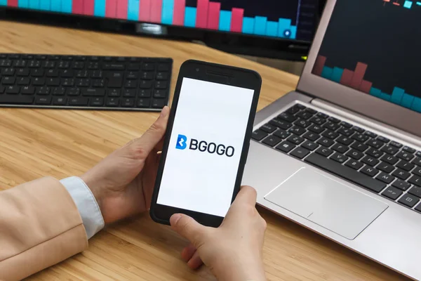 San Francisco, Abd - 18 Haziran 2019: Bgogo Cryptocurrency Exchange Market Uygulamasını Kullanarak Akıllı Telefon Tutan Kadın Tüccar Eller. Cryptocurrency Background Concept, San Francisco, California, Abd