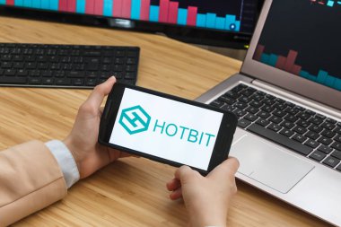 San Francisco, Abd - 18 Haziran 2019: Hotbit Cryptocurrency Exchange Market Uygulamasını Kullanarak Akıllı Telefon Tutan Kadın Tüccar Eller. Cryptocurrency Arka Plan Kavramı, San Francisco, Kaliforniya, U