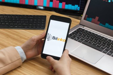 San Francisco, Abd - 18 Haziran 2019: Bitinka Kriptopara Borsası Uygulamasını Kullanarak Akıllı Telefon Tutan Kadın Tüccar Eller. Cryptocurrency Arka Plan Konsepti, San Francisco, Kaliforniya, 