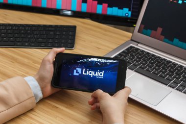 San Francisco, Abd - 18 Haziran 2019: Sıvı Kriptopara Borsası Uygulamasını Kullanarak Akıllı Telefon Tutan Kadın Tüccar Eller. Cryptocurrency Arka Plan Kavramı, San Francisco, Kaliforniya, U