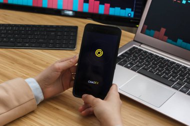 San Francisco, Abd - 18 Haziran 2019: Chaoex Cryptocurrency Exchange Market Uygulamasını Kullanarak Akıllı Telefon Tutan Kadın Tüccar Eller. Cryptocurrency Arka Plan Kavramı, San Francisco, Kaliforniya, U