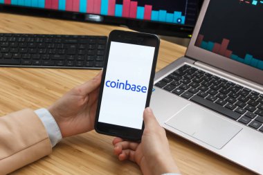 San Francisco, Abd - 18 Haziran 2019: Coinbase Cryptocurrency Exchange Market Uygulamasını Kullanarak Akıllı Telefon Tutan Kadın Tüccar Eller. Cryptocurrency Arka Plan Konsepti, San Francisco, Kaliforniya,
