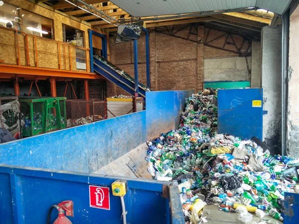 폐기물 처리 공장. 추가 처리를 위해 폐기물의 재활용 및 보관. 분리 및 정렬 가비지 수집 — 스톡 사진