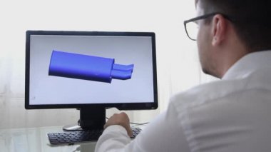 Mühendis, Yapıcı, Tasarımcı, Gözlük Mimarı Kişisel Bilgisayar Üzerinde Çalışıyor. Cad Programında Araba Susturucusu Yeni Bileşeni Oluşturma. Serbest Çalışma