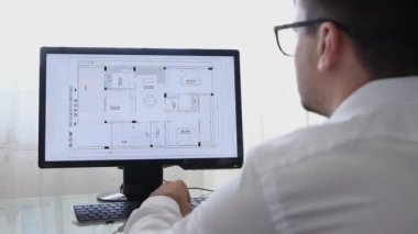 Los Angeles, Kaliforniya - 3 Haziran 2019: Mühendis, Konstrüktör, Tasarımcı, Kişisel Bilgisayarda Çalışan Gözlükmimarı. O bir masaüstünde Bina Blueprint ile çalışıyor. Serbest çalışma. Bir