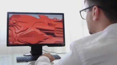 Los Angeles, Kaliforniya - 3 Haziran 2019: Mühendis, Konstrüktör, Tasarımcı, Kişisel Bilgisayarda Çalışan Gözlükmimarı. Cad Programında Yeni Bileşen Yaratıyor. Serbest Çalışma