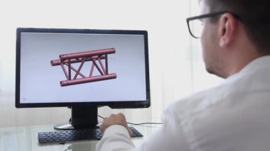 Los Angeles, Kaliforniya - 3 Haziran 2019: Mühendis, Konstrüktör, Tasarımcı, Kişisel Bilgisayarda Çalışan Gözlükmimarı. Cad Programında Kirişin Yeni Bileşenini Oluşturuyor. Serbest Çalışma