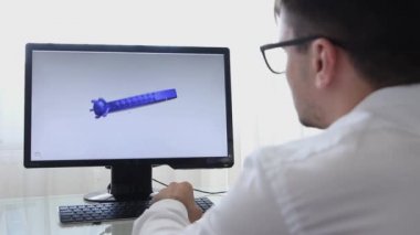 Los Angeles, Kaliforniya - 3 Haziran 2019: Mühendis, Konstrüktör, Tasarımcı, Kişisel Bilgisayarda Çalışan Gözlükmimarı. Cad Programında Altın Yüzük Yeni Tasarım Oluşturma. Serbest çalışma. Bir