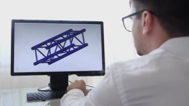 Los Angeles, Kaliforniya - 3 Haziran 2019: Mühendis, Konstrüktör, Tasarımcı, Kişisel Bilgisayarda Çalışan Gözlükmimarı. Cad Programında Kirişin Yeni Bileşenini Oluşturuyor. Serbest Çalışma