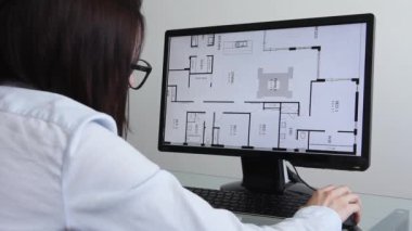 Los Angeles, Kaliforniya - 1 Haziran 2019: Mühendis, Konstrüktör, Tasarımcı, Kişisel Bilgisayarda Çalışan Gözlükmimarı. O bir masaüstünde Bina Blueprint ile çalışıyor. Kamera slaytları