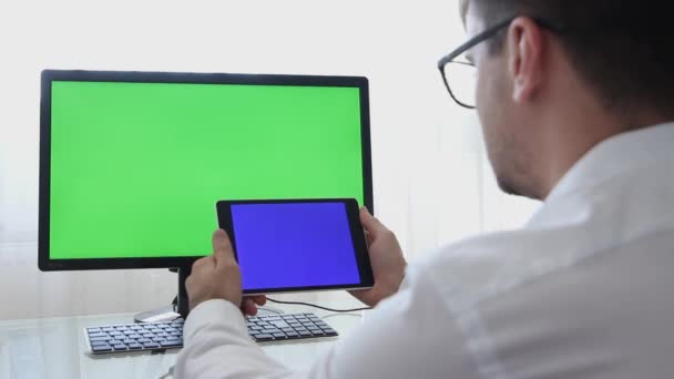 LOS ANGELES, CALIFORNIA - JUNHO 3, 2019: Engenheiro, Construtor, Designer em Óculos Trabalhando em um Computador Pessoal com Tela Verde no Monitor que tem Chroma Key Great for Mockup Template. Homem — Vídeo de Stock