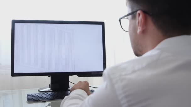 LOS ANGELES, CALIFORNIA - JUNE 3, 2019: Engineer, Constructor, Designer, Architect in Glasses Working on a Personal Computer. Dia menciptakan radiator baru dalam program CAD. Pekerja lepas. Sebuah — Stok Video