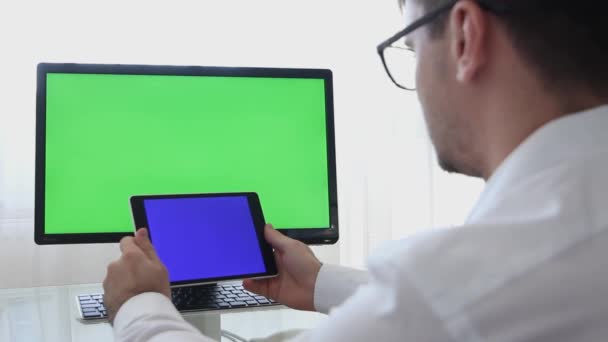 LOS ÁNGELES, CALIFORNIA - 3 DE JUNIO DE 2019: Ingeniero, Constructor, Diseñador de gafas Trabajando en un ordenador personal con una pantalla verde en el monitor que tiene Chroma Key Great para Plantilla de Mockup. Varón — Vídeo de stock