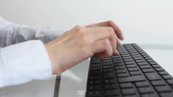 LOS ANGELES, CALIFORNIA - JUNHO 23, 2019: Médica com um casaco médico branco digitando em um teclado preto. Mulher de camisa branca está escrevendo um texto usando um teclado preto . — Vídeo de Stock