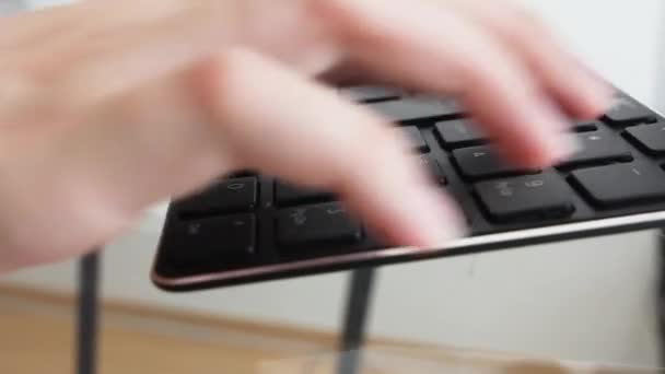 Los angeles, Kalifornien - 23. Juni 2019: Ärztin in weißem Arztkittel tippt auf einer schwarzen Tastatur mittels Ziffernblock. Frau im weißen Hemd tippt Zahlen — Stockvideo