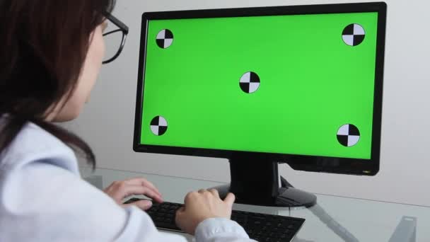 LOS ÁNGELES, CALIFORNIA - 1 DE JUNIO DE 2019: Ingeniero, Constructor, Diseñador de gafas Trabajando en un ordenador personal con una pantalla verde en el monitor que tiene Chroma Key Great para Plantilla de Mockup. Cámara — Vídeo de stock