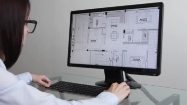 Los Angeles, Kaliforniya - 1 Haziran 2019: Mühendis, Konstrüktör, Tasarımcı, Kişisel Bilgisayarda Çalışan Gözlükmimarı. O bir masaüstünde Bina Blueprint ile çalışıyor. Kamera slaytları