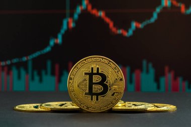 Yeşil ve kırmızı mumlarla gösterilen Bitcoin kripto para biriminin yükseliş trendi. Ticaret grafiği önünde Btc sikke