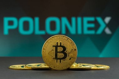 Poloniex kripto pazarının önünde her iki taraftan merkezde büyük bir Bitcoin kripto para sikkeve diğer bitcoin sikke . Mavi Bir Polonex kriptoborsa backgrou üzerinde bitcoin sikke piramidi