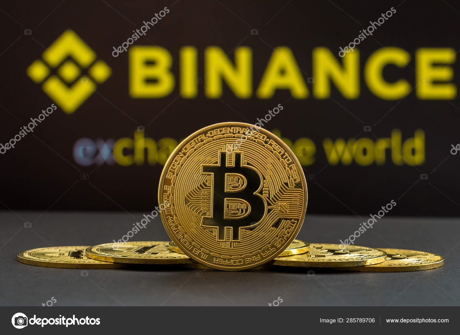 중앙에 큰 비트 코인 암호 화폐 동전과 Binance 암호 시장 앞에서 양쪽에서 다른 비트 코인 동전 . 블루 바이너스 크립토 스톡  거래소 백그룬에 있는 비트코인 코인의 피라미드 — 스톡 에디토리얼 사진 ©