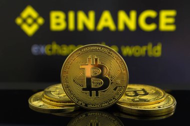 Binance kripto pazarının önünde merkezde büyük bir Bitcoin kripto para sikkesi ve diğer bitcoin paraları her iki taraftan. Mavi Binance kriptoborsa backgroun bitcoin sikke piramidi