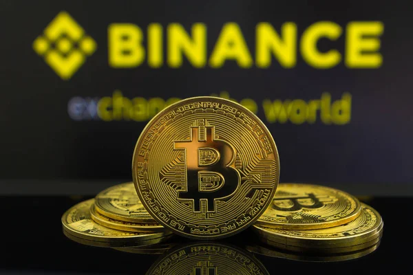 Большая криптовалютная монета Bitcoin в центре и другие биткоины с обеих сторон перед криптовалютным рынком Binance. Пирамида биткойнов на голубой криптобирже Binance backgroun — стоковое фото