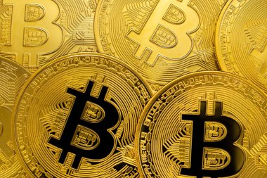 Birçok altın bitcoin desen. Kripto para madenciliği kavramı. Bitcoin sikkesine yakın.