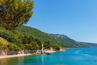 Azure su, sarı kum ve fotoğrafın köşesinde küçük bir kaya ile sahil plajında inanılmaz görünümü. Sarı-beyaz kum ve temiz şeffaf su ile Adriyatik Denizi 'nin güzel bir sahil.