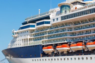 Adriyatik Denizi limanında demirli büyük bir lüks Cruise liner, yolcular için bekliyor. Koper, Slovenya 'da bir kruvaziyer gemisinin yurtdışında dört turuncu cankurtaran teknesi vardır..