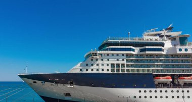 Adriyatik Denizi limanında demirli büyük bir lüks Cruise liner, yolcular için bekliyor. Koper, Slovenya 'da bir kruvaziyer gemisinin yurtdışında dört turuncu cankurtaran teknesi vardır..