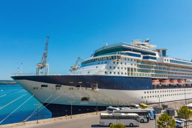 Adriyatik Denizi limanında demirli büyük bir lüks Cruise liner, yolcular için bekliyor. Koper, Slovenya 'da bir kruvaziyer gemisinin yurtdışında dört turuncu cankurtaran teknesi vardır..