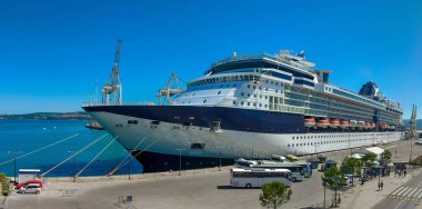Adriyatik Denizi limanında demirli büyük bir lüks Cruise liner, yolcular için bekliyor. Koper, Slovenya 'da bir kruvaziyer gemisinin yurtdışında dört turuncu cankurtaran teknesi vardır..