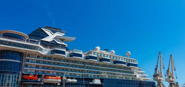 Een grote luxe cruiseschip afgemeerd achter havenkraan. — Stockfoto