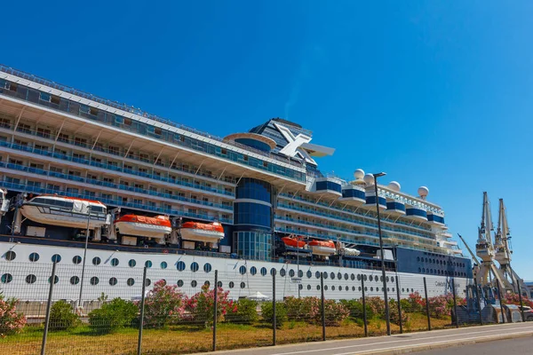 Egy nagy luxus sétahajózás Horgonyzott a kikötőben az Adriai-tenger, várja az utasokat. Vannak narancssárga mentőcsónak külföldön egy tengerjáró hajón. A kikötő közelében daru. — Stock Fotó