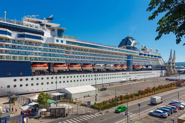 Een grote luxe cruise-liner afgemeerd in de haven van de Adriatische Zee, wacht op passagiers. Er zijn vier oranje reddingsboten in het buitenland van een cruiseschip in koper, Slovenië. — Stockfoto