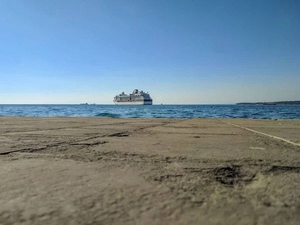 Een groot cruiseschip volgt de bestemming via de Adriatische Zee in de avond. Bij zonsondergang is de grote cruise liner in open water ruimte van de Adriatische Zee, triest, Italië. — Stockfoto