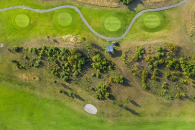 Golf sahasının havadan görünümü. Yeşil alan kum sığınağıdrone veya helikopter görünümü