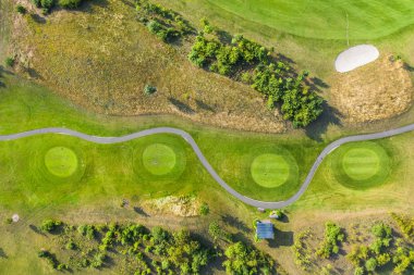 Golf sahasının havadan görünümü. Yeşil alan kum sığınağıdrone veya helikopter görünümü