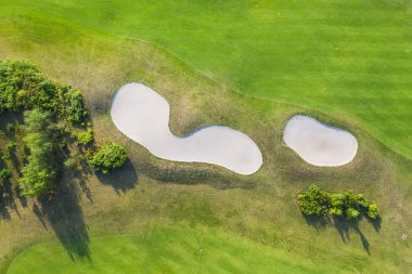 Golf sahasının havadan görünümü. Yeşil alan kum sığınağıdrone veya helikopter görünümü