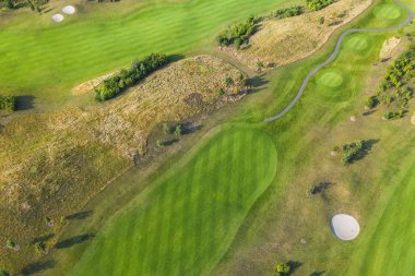 Golf sahasının havadan görünümü. Yeşil alan kum sığınağıdrone veya helikopter görünümü
