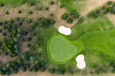 Golf sahasının havadan görünümü. Yeşil alan kum sığınağıdrone veya helikopter görünümü