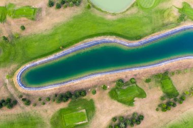 Golf sahasının havadan görünümü. Yeşil alan kum sığınağı ve su tehlikesi drone veya helikopter görünümü