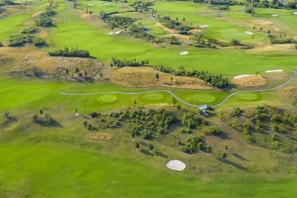 Vista aérea do campo de golfe. Vista de drone ou helicóptero do bunker de areia de campo verde — Fotografia de Stock