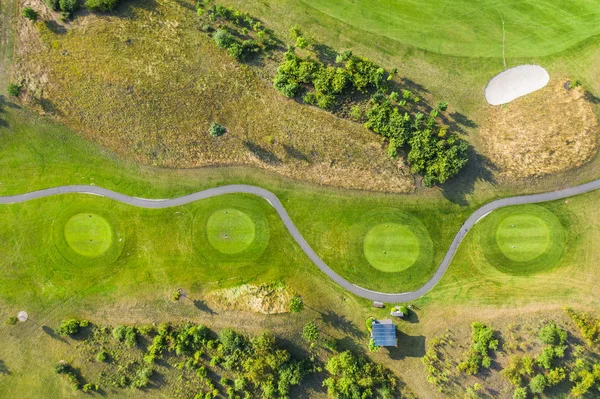 Luchtfoto van de golfbaan. Drone-of helikopter weergave van groene veld zand bunker — Stockfoto