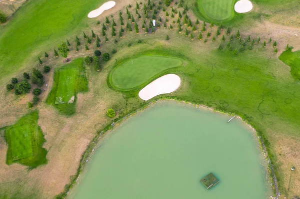 Vista aérea do campo de golfe. Vista de drone ou helicóptero do bunker de areia de campo verde e perigo de água — Fotografia de Stock